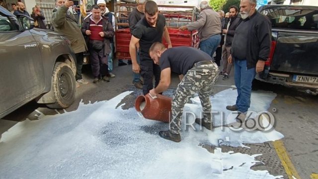 Αγρότες έχυσαν γάλα έξω από τη ΔΟΥ Χανίων, δείτε βίντεο