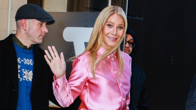 Η Γκουίνεθ Πάλτροου εντυπωσιάζει με total look σε έντονο ροζ
