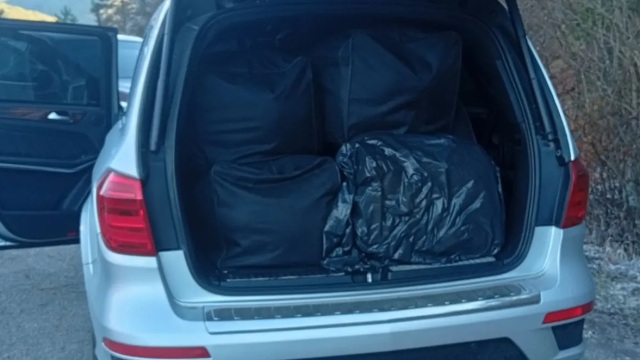 Επεισοδιακή καταδίωξη 23χρονης στα Ιωάννινα: Είχε 215 κιλά κάνναβης σε τζιπ στο οποίο ήταν ο 2,5 ετών γιος της, χτύπησε περιπολικά για να διαφύγει