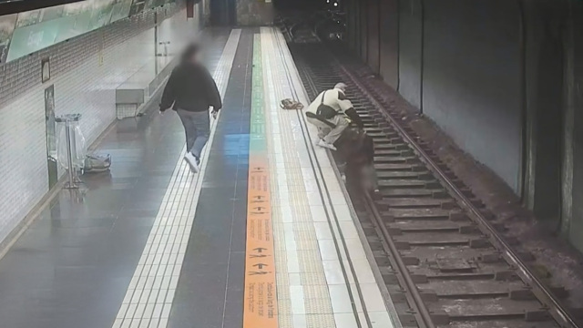 Αστυνομικός εκτός υπηρεσίας έσωσε άνδρα που έπεσε στις γραμμές του Μετρό στη Βαρκελώνη, δείτε βίντεο