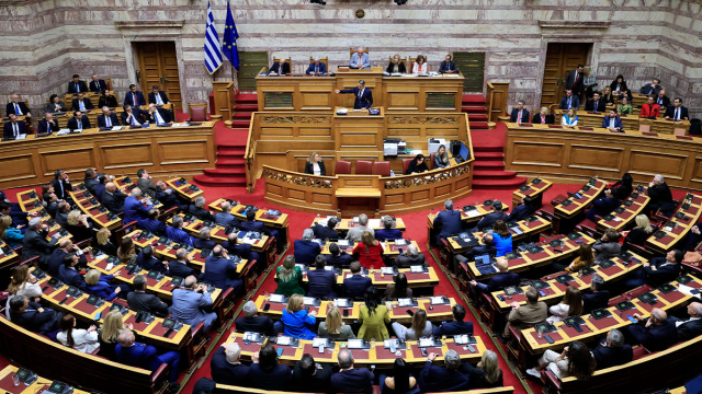 Με ένταση ξεκίνησε η συζήτηση στη Βουλή για συγκρότηση διακομματικής: «Αντί να έρθουν με προτάσεις, ψάχνουν δικαιολογία να αποφύγουν τον διάλογο»