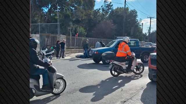 Ένας τραυματίας μετά από σύγκρουση μηχανής με αγροτικό στην Ερμούπολη
