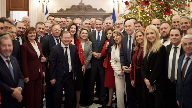 Μέσα στο Μαξίμου στη χαλαρή συνάντηση Μητσοτάκη με βουλευτές της ΝΔ: Η οικογενειακή φωτογραφία, η γραβάτα με τους τσολιάδες και το γούρι