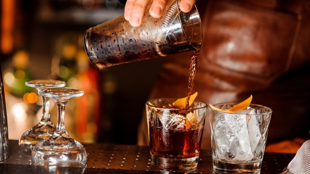 Συνελήφθησαν υπεύθυνος καταστήματος στη Ρόδο και καθηγήτρια για αλκοόλ σε ανήλικους