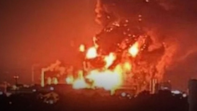 Φωτιά σε διυλιστήριο πετρελαίου στο Κρασνοντάρ από συντρίμμια ουκρανικού drone, δύο άτομα τραυματίστηκαν