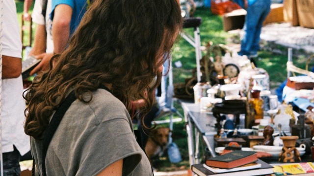 Γυναίκα αγοράζει φωτογραφίες σε παζάρι: Ανακαλύπτει ότι ανήκουν σε γνωστή ηθοποιό και παρουσιάστρια
