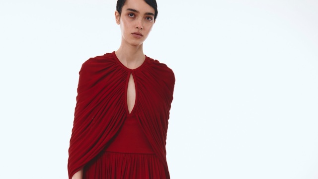 Τα ωραιότερα κόκκινα φορέματα για glamorous γιορτινές εμφανίσεις
