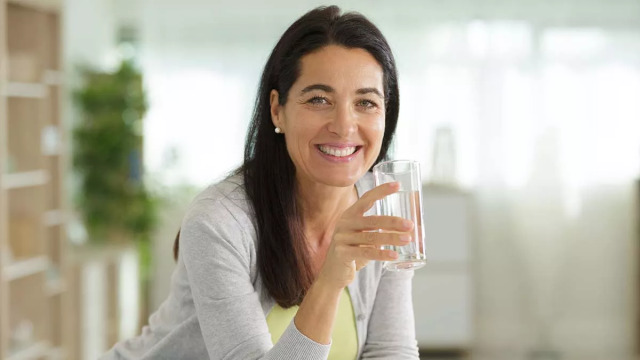 Νερό: Πολύτιμος σύμμαχος της καρδιάς μετά τα 50
