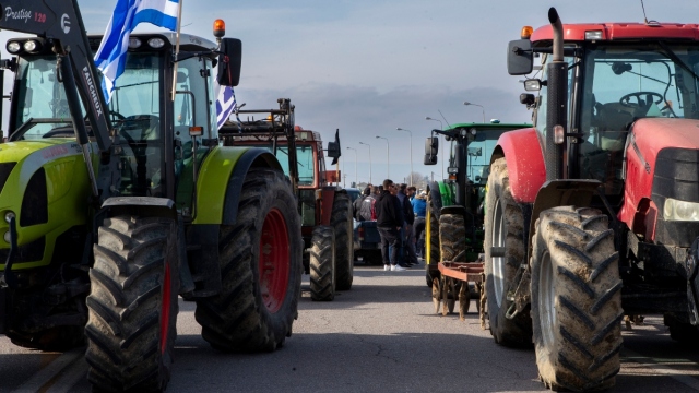 Αγροτικές κινητοποιήσεις: Στα μπλόκα παραμένουν οι παραγωγοί της Βόρειας Ελλάδας, ποιοι δρόμοι κλείνουν 