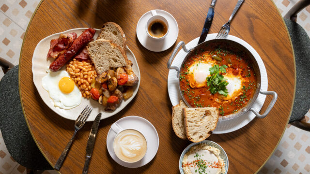 
Εκεί όπου το πρωινό σερβίρεται όλη μέρα: Το διάσημο all-day breakfast concept που έρχεται από το Βερολίνο στην Αθήνα
