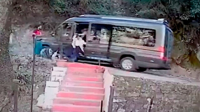 Σοκαριστικό βίντεο από την Ινδία: Επιβάτες «βουτάνε» από βαν που κατρακυλάει σε γκρεμό!