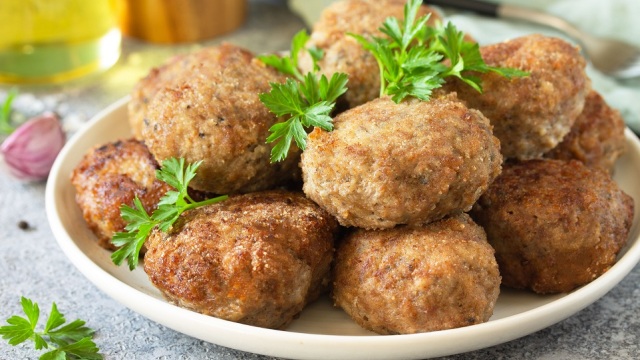 8 στέκια στην Αθήνα που σερβίρουν κορυφαία κεφτεδάκια
