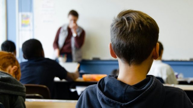 Η Βρετανία εκπαιδεύει δασκάλους για να εντοπίζουν στοιχεία μισογυνισμού στα παιδιά