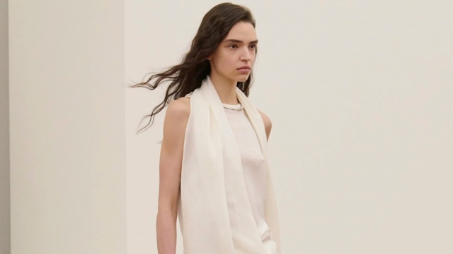 Knee-high boots: Τα τρία στυλ που μπορούν να μεταμορφώσουν τη χειμερινή γκαρνταρόμπα σας
