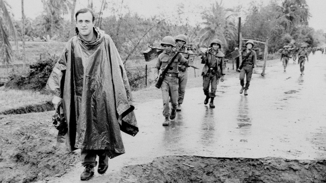 Πίτερ Αρνέτ: Ο πολεμικός ανταποκριτής που μίλησε με Σαντάμ, Μπιν Λάντεν και κολύμπησε με το χειρόγραφό στα δόντια 