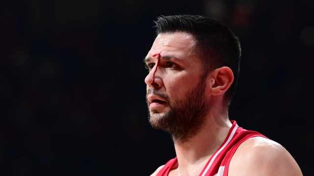 Μετά από αγκωνιά του Βοτιέ ο Παπανικολάου αποχώρησε για τα αποδυτήρια με αίματα στο μέτωπο, δείτε βίντεο και φωτογραφίες