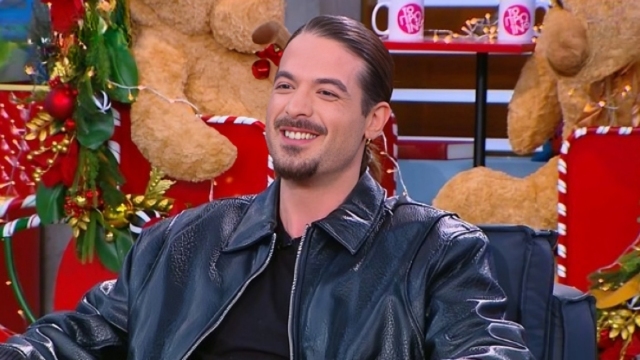 Ο Άρης Μουγκοπέτρος έδειξε το τεχνητό μέλος στο χέρι του - Δείτε βίντεο