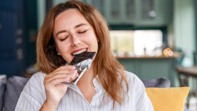 Είναι η μαύρη σοκολάτα αντιγηραντικό ελιξίριο; Η επιστήμη απαντά
