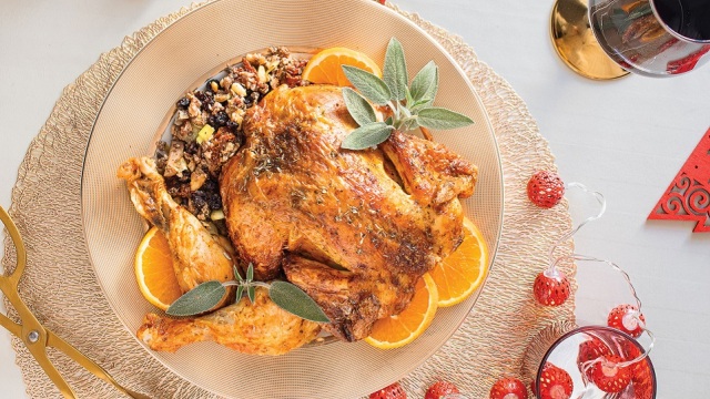 Κοτόπουλο γεμιστό με σταφίδες, μανιτάρια και λιαστή ντομάτα