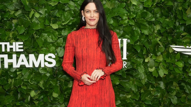 Ράιλι Κίου: Πώς θα μπορούσε η εγγονή των Πρίσλεϊ να είναι η βιολογική μητέρα του μικρότερου γιου του Τραβόλτα;