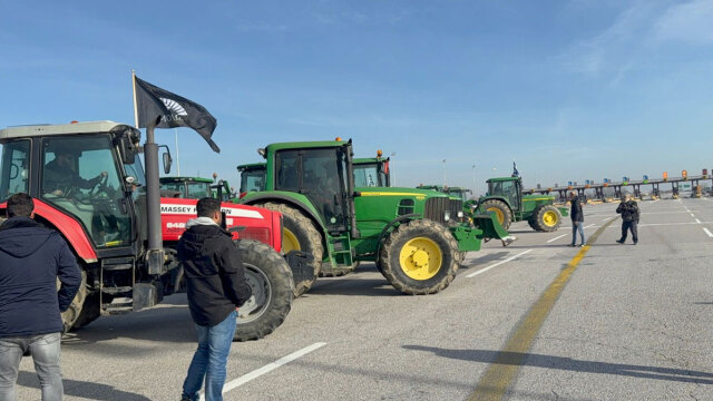 Οι αγρότες έκλεισαν και τα δύο ρεύματα κυκλοφορίας στα διόδια των Μαλγάρων, δείτε εικόνες