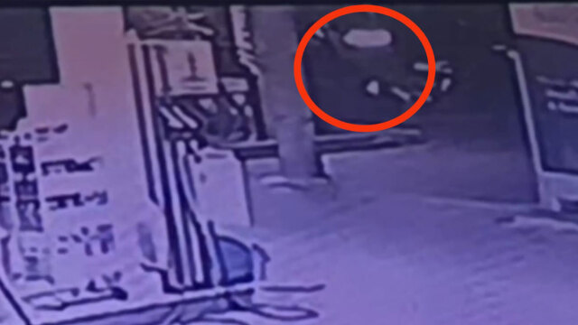 Νέα Φιλαδέλφεια: Ο 27χρονος «καρφώθηκε» στην πίσω πλευρά του τρόλεϊ και χτύπησε στο κράσπεδο χάνοντας τη ζωή του  