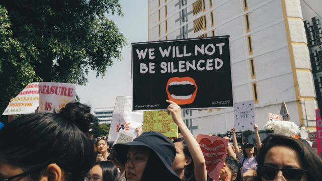 Πέντε στιγμές που καθόρισαν τα δικαιώματα γυναικών και κοριτσιών το 2025
