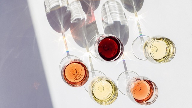 40 ελληνικά κρασιά για το γιορτινό τραπέζι - Κόκκινα, ροζέ, λευκά, αφρώδη, ημίγλυκα, γλυκά (+τιμές)