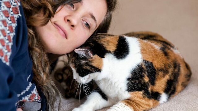 Ο συγκινητικός λόγος που η γάτα μάς ακουμπάει με το κεφάλι της
