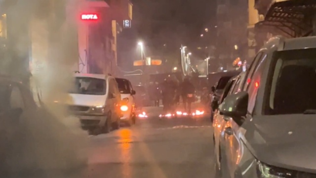 Επεισόδια στα Εξάρχεια: Συγκρούσεις με ΜΑΤ και ρίψη μολότοφ και χημικών, δείτε βίντεο