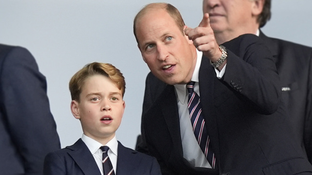 Ο πρίγκιπας Ουίλιαμ και ο 12χρονος γιος του ετοίμασαν γεύματα για άστεγους: Πριν από 32 χρόνια είχε πάει ξανά με την Νταϊάνα