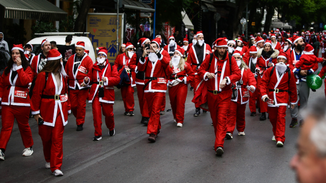 «Βούλιαξε» από Αϊ-Βασίληδες το κέντρο της Αθήνας για το Santa Run, δείτε βίντεο