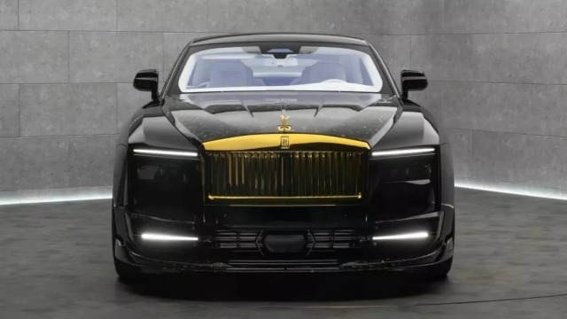 Η χρυσή Rolls-Royce Spectre της Mansory