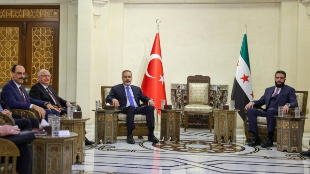 Στη Δαμασκό οι Φιντάν και Καλίν: Στο τραπέζι οι σχέσεις Τουρκίας - Συρίας ένα χρόνο μετά την πτώση Άσαντ