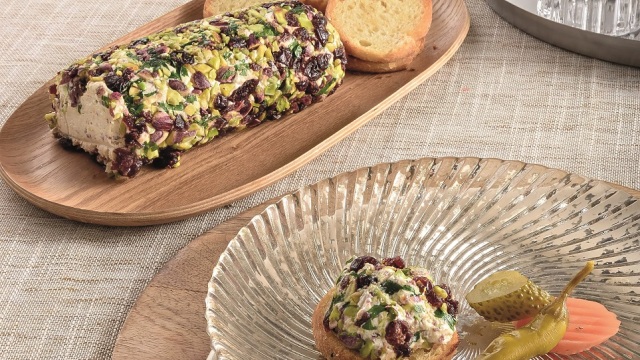 Κορμός με κατσικίσιο τυρί, κράνμπερις και φιστίκια Αιγίνης
