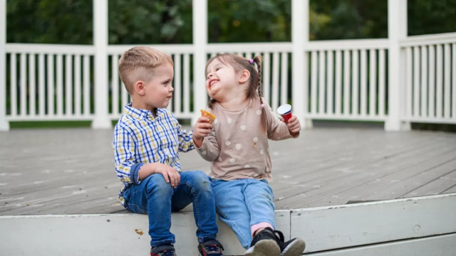Πώς χτίζεται η αυτοεκτίμηση στα παιδιά – 10 χρήσιμα tips για τους γονείς
