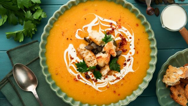 Τι σούπα να φτιάξουμε για το γιορτινό τραπέζι αν θέλουμε να ξεφύγουμε από τα κλισέ