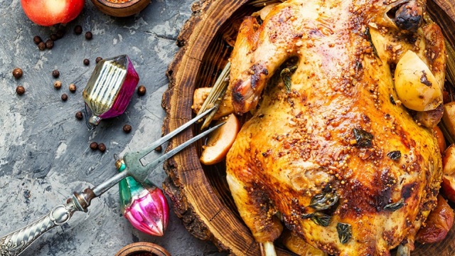 Πώς μαγειρεύουμε τη γαλοπούλα; Με γέμιση ή χωρίς; – 4 σεφ εξηγούν τις τεχνικές τους