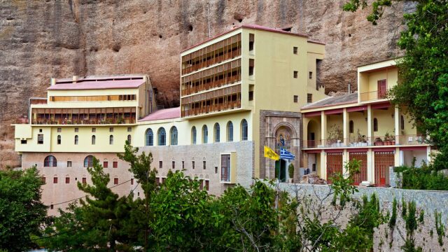 10 μοναστήρια της Ελλάδας: Ιερά καταφύγια πίστης και ιστορίας με το βλέμμα της Φύσης