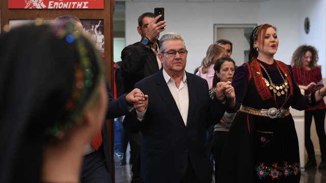 O Κουτσούμπας χόρεψε παραδοσιακούς χορούς με μέλη πολιτιστικού συλλόγου από την Κόνιτσα που του είπαν τα κάλαντα, δείτε βίντεο
