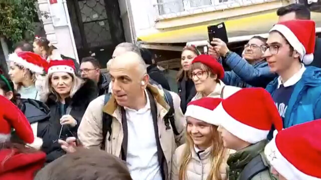 Στους δρόμους για τα κάλαντα βγήκαν οι Έλληνες της Κωνσταντινούπολης, δείτε βίντεο
