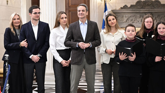 Τα χριστουγεννιάτικα κάλαντα στον Μητσοτάκη από μαθητές και πολιτιστικό Σύλλογο, ντυμένος «Άγιος Βασίλης» ο Πίνατ 