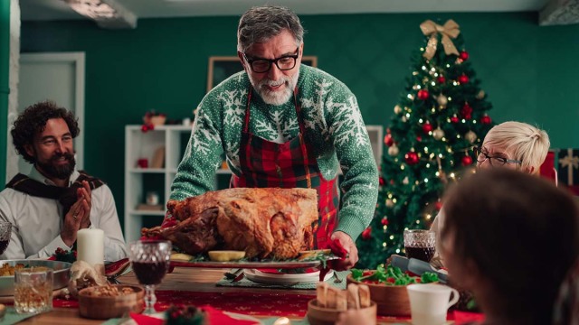 Πόσα βήματα χρειάζονται για να «κάψουμε» τα γιορτινά φαγητά και ποτά
