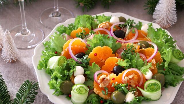 Ποια χριστουγεννιάτικη σαλάτα να φτιάξουμε για το γιορτινό τραπέζι