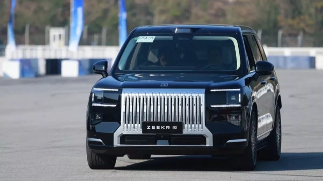 Οδηγούμε το απίστευτο SUV με τα 1.400 άλογα! 
