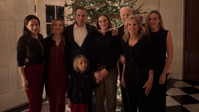 Ο Μπάιντεν δημοσίευσε μια χριστουγεννιάτικη φωτογραφία που μόλις διακρίνεται: «Πού είναι ο Τζο;»