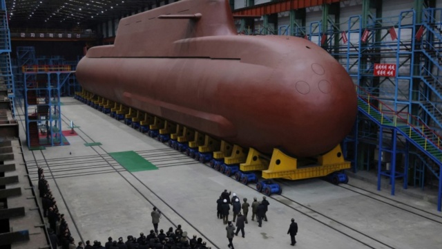 Ο Κιμ Γιονγκ Ουν επιθεώρησε πυρηνοκίνητο υποβρύχιο 8.700 τόνων, δείτε φωτογραφίες