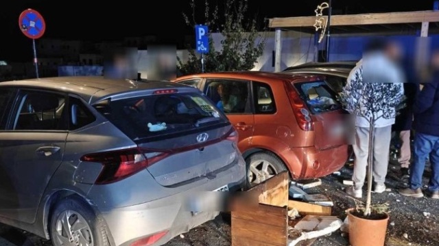 Χαμός στη Λίνδο από οδηγό που έχασε τον έλεγχο σε κατηφόρα και έπεσε σε αυτοκίνητα, δείτε βίντεο