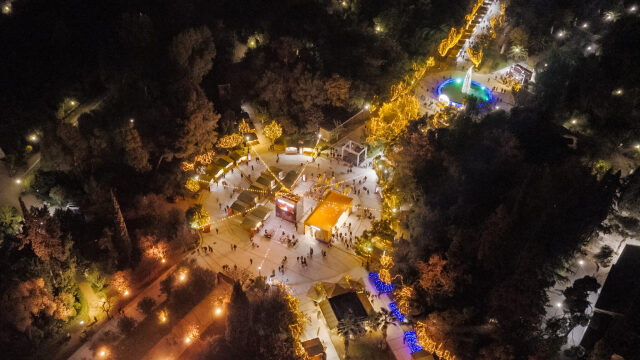 Χριστούγεννα στην Αθήνα: Το θεαματικό χριστουγεννιάτικο χωριό στο Πεδίον του Άρεως που έγινε προορισμός
