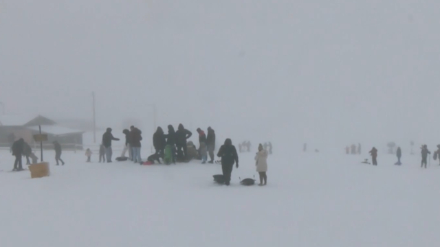 Χριστούγεννα στο βουνό: Γεμάτες οι χιονοδρομικές πίστες, πέτρινα σπίτια και καλντερίμια μαγεύουν τους επισκέπτες